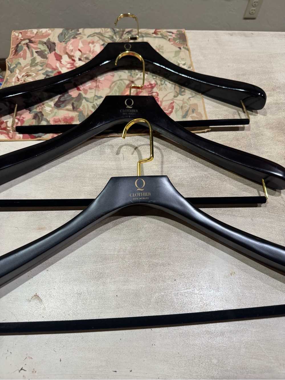 Q Clothier Wooden And Velvet Hangers Suit Hangers With Trouser Bar Set Of 3